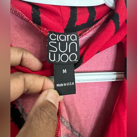 Clara SunWoo 3/4 Sleeve Geo Print Asymmetrical Hem Tunic Red/Black - Sz. Medium - Picture 3 of 4